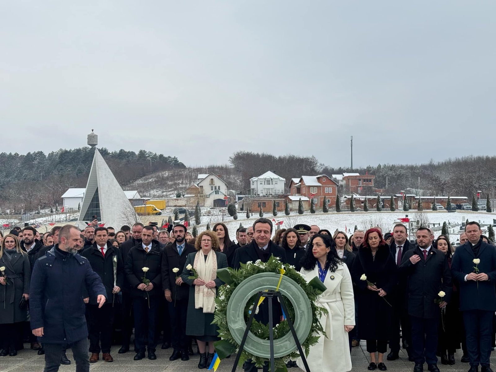 Presidentja Osmani e Kryeministri Kurti gjatë homazheve te varrezat e familjes Jashari në Prekaz