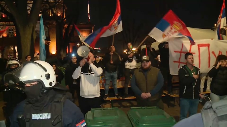 Studentët serb nga veriu i Mitrovices në protesten e kolegëve të tyre në Beograd