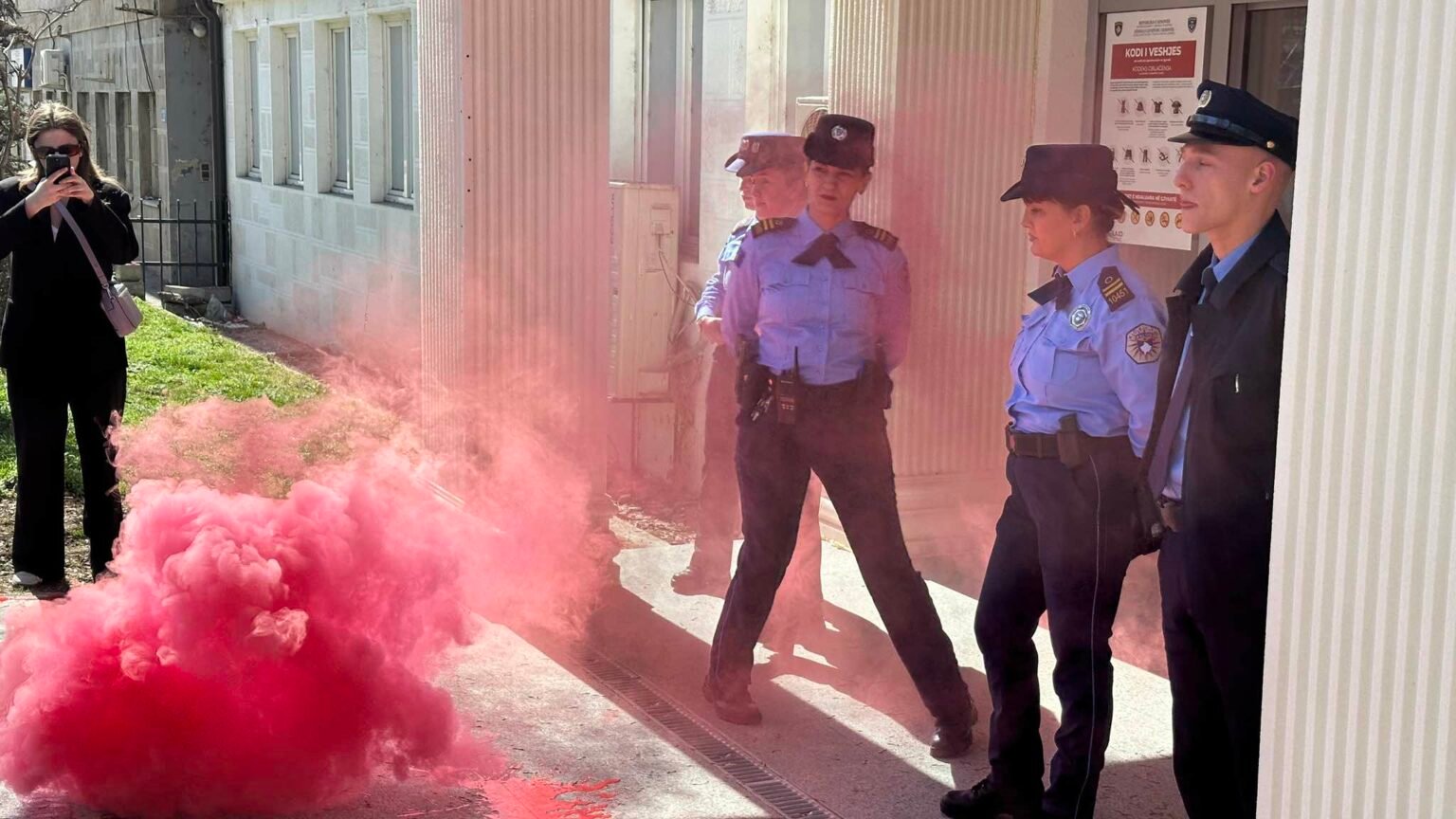 Protestojnë para objektit të policisë