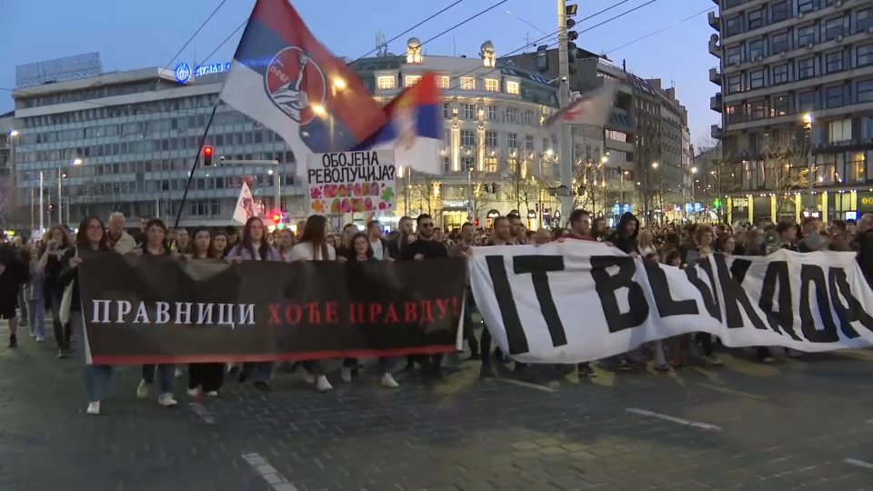 Punëtorë e studentë bllokojnë Beogradin me “traktorë”