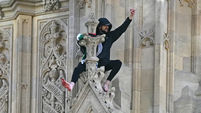 Arrestohet një person, pasi u ngjit në “Big Ben” të Londrës me flamur palestinez