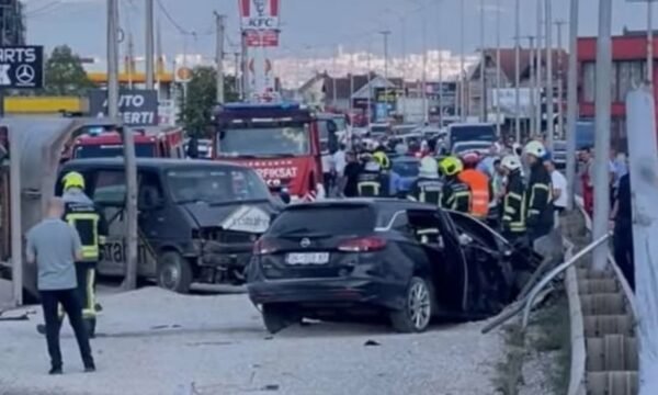 Kamioni godet katër vetura afër Sllatines, dy të lënduar rëndë 