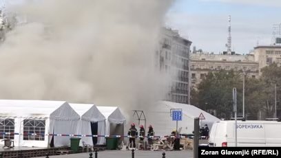 Zjarr dhe të shtëna pranë Kuvendit të Serbisë, një i plagosur
